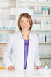 portrait einer lächelnden frau in der apotheke