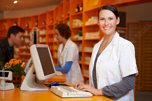 Foto: Erfahrene Apothekerin am Computer Erfahrene Apothekerin am Computer