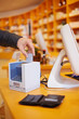 Hand steckt Karte in Lesegerät Hand steckt Karte in Lesegerät