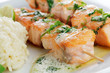 Lachspieße mit Limetten- Basilikumbuttersoße an Risotto