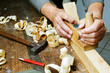 Tischler mit Hobel