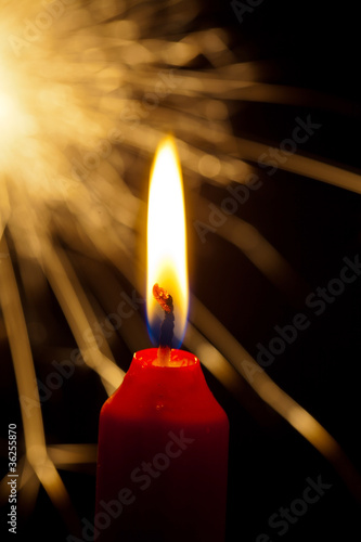 Foto: Flamme einer Kerze mit Wunderkerze Flamme einer Kerze mit Wunderkerze