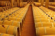 Weinkeller, Eichenfässer, Rotwein, Gewölbekeller