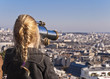 Foto: Fillette à la longue-vue à Montmartre - Paris Fillette à la longue-vue à Montmartre - Paris