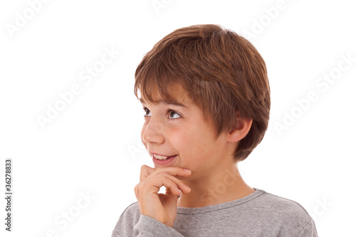 Photo: Freundlicher Junge blickt optimistisch nach oben Freundlicher Junge blickt optimistisch nach oben