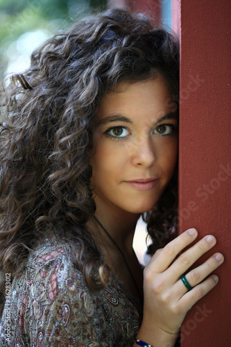 Photo: ragazza appoggiata al muro ragazza appoggiata al muro