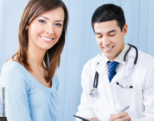 Foto: Smiling patient and doctor at office Smiling patient and doctor at office