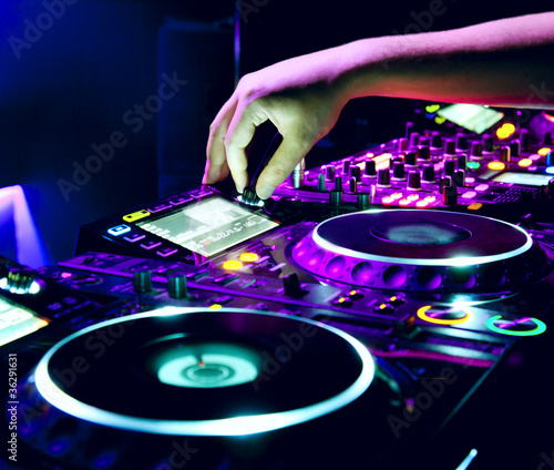 Foto: Dj mixes the track Dj mixes the track