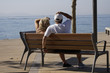 couple "unijambiste" sur un banc
