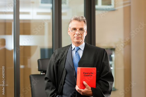 Foto: Anwalt mit Gesetzbuch Anwalt mit Gesetzbuch
