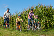 Familie fährt Fahrrad im Sommer