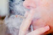 Foto: smoking joint closeup with smoke smoking joint closeup with smoke