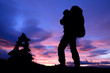 Wanderer in der Morgendämmerung in Schweden