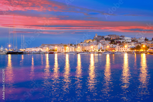 Foto: Ibiza island night view of Eivissa town Ibiza island night view of Eivissa town