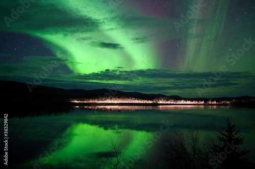 Foto: Stars and Northern Lights over dark Road at Lake Stars and Northern Lights over dark Road at Lake