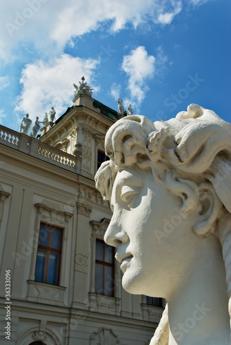 Photo: Estatua neoclásica frente al Belvedere Alto en Viena Estatua neoclásica frente al Belvedere Alto en Viena