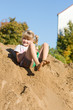 Mädchen rutscht auf Sandberg runter
