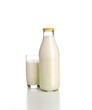 Milchflasche mit Glas Milchflasche mit Glas