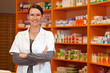 Apothekerin mit verschränkten Armen