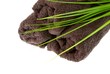Braune Handtücher mit Gras freigestellt