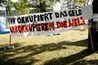 Protestplakat von occupy Frankfurt vor der EZB