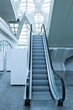 Foto: fast moving escalator inside shopping mall fast moving escalator inside shopping mall
