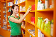 Frau kauft in Apotheke ein