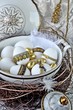 Osterdeko in Weiß und Gold