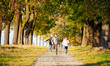 kinder im herbst