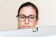 junge frau mit brille justiert wasserwaage