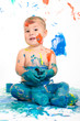 Kleiner Junge spielt mit Farben