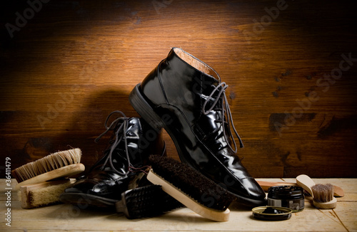 Photo: Calzolaio - Lucidare le scarpe Calzolaio - Lucidare le scarpe