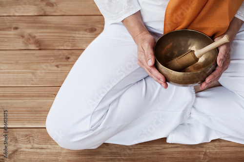 Photo: Detailaufnahme Yoga & Klangschale Detailaufnahme Yoga & Klangschale