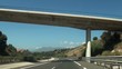 spanische autobahn mit blauen himmel und bergen spanische autobahn mit blauen himmel und bergen