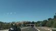 spanische autobahn mit blauen himmel und bergen spanische autobahn mit blauen himmel und bergen