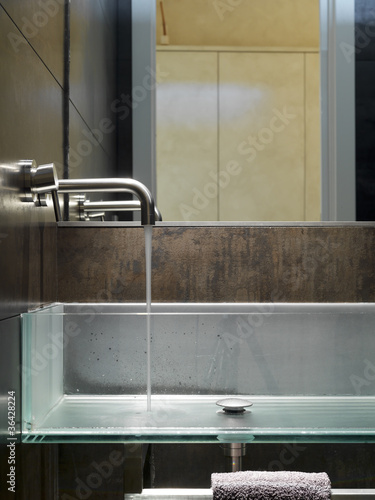 Photo: dettaglio di moderno lavabo di vetro in bagno moderno dettaglio di moderno lavabo di vetro in bagno moderno