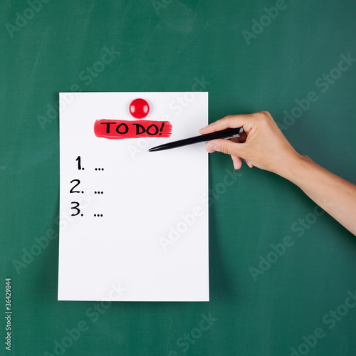 Photo: hand zeigt auf to do liste hand zeigt auf to do liste