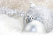 silberne Christbaumkugeln im Schnee silberne Christbaumkugeln im Schnee