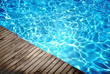 Holzsteg am blauen Pool