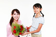 母親に花束をプレゼントする女の子