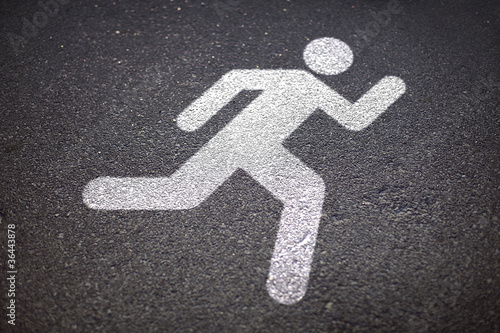 Foto: runner sign on asphalt road runner sign on asphalt road