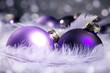 Lila Weihnachtskugeln in Federn