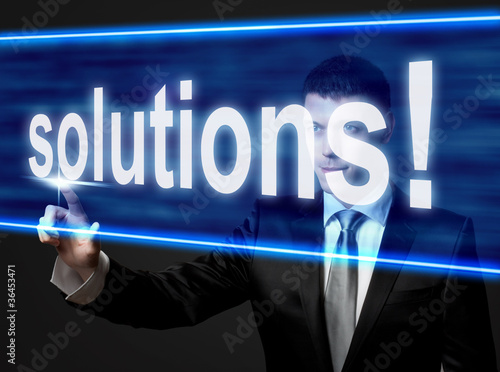 Foto: solutions - businessman touching blue screen solutions - businessman touching blue screen