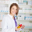 lächelnde apothekerin mit medikament
