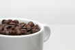 taza de cafe con granos dentro
