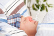 Foto: Mann mit Fieberthermometer im Mund Mann mit Fieberthermometer im Mund