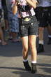Junge Frau in Lederhosen