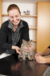 lächelnde Tierärztin hört Katze ab