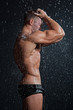 Foto: Muscle wet sexy young naked man posing under the rain in studio Muscle wet sexy young naked man posing under the rain in studio