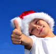 Kind mit Weihnachtsmütze